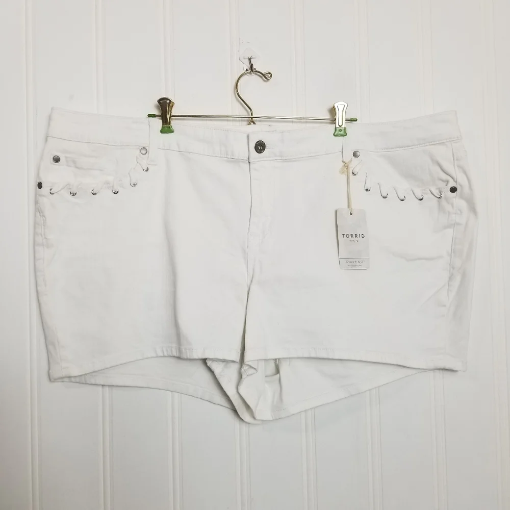 Torrid White Denim Jean Shorts Size 26 NWT Whip Stitch Pockets Trendy 2026 Denim